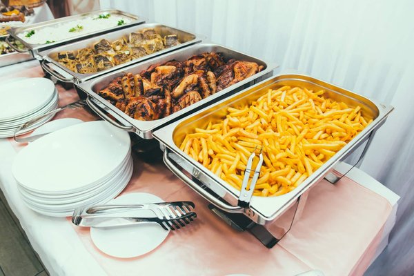 Optimisez l'efficacité de vos événements professionnels avec des plateaux repas traiteur !